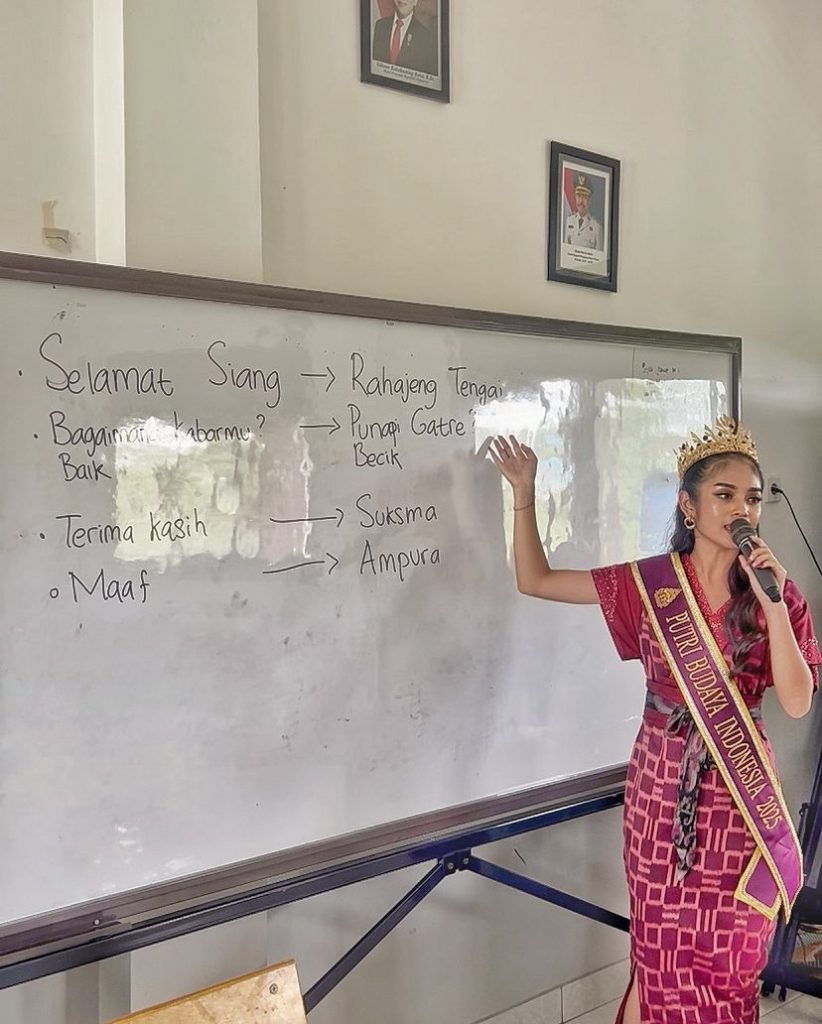 mengajarkan bahasa daerah